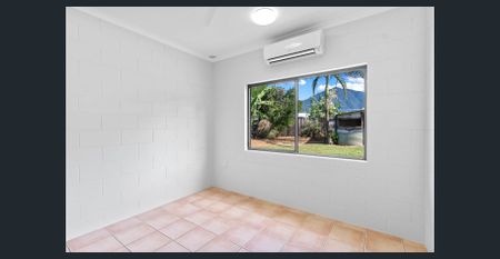 Large pool with large entertainment area & situated in a quiet cul-de-sac with - Photo 2