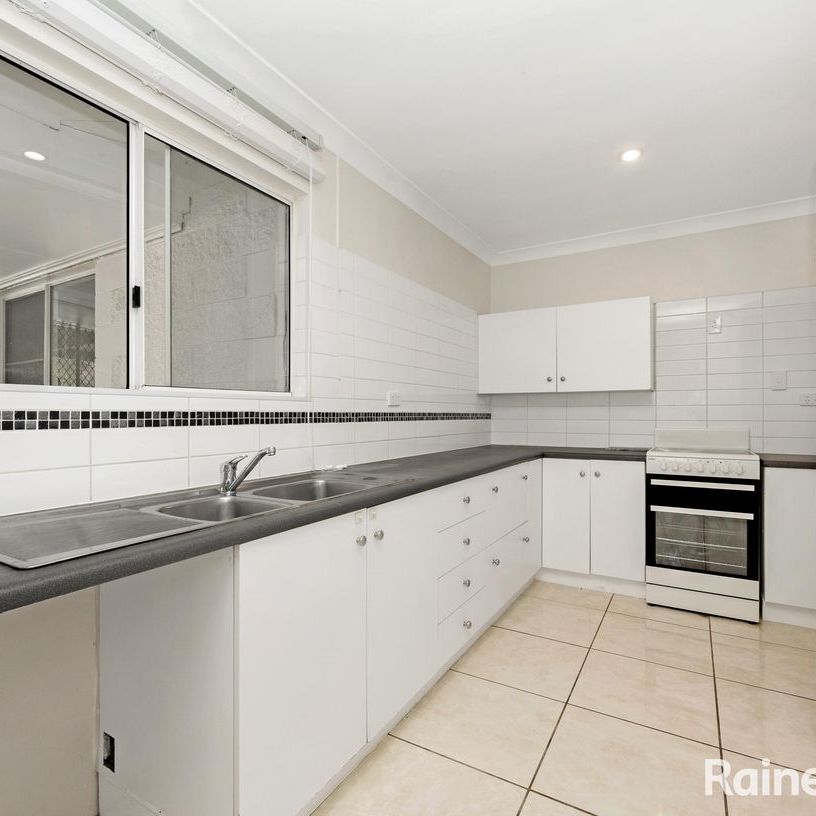 THREE BEDROOM FAMILY HOME IN MOUNT LOUISA - Photo 1