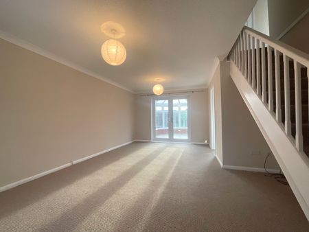 3 bedroom Semi-Detached House to let - Photo 2