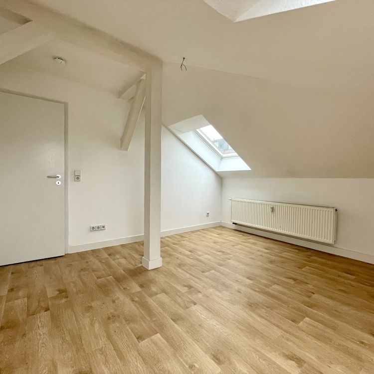 #Moderne Dachgeschoss-Wohnung#Stellplatz#zentrale Lage - Photo 1