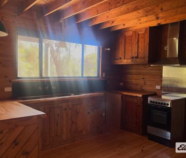 Cosy Coastal Cabin Living - Photo 2