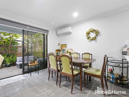 Modern & Spacious Living in great location - Photo 3