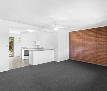 NEWLY RENOVATED 2 BEDROOM 1 BATHROOM UNIT IN PRIME EAGLEBY LOCATION - Photo 4