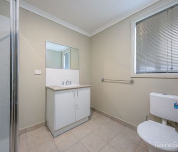 MODERN FAMILY HOME IN ASHFIELD ESTATE. - Photo 6