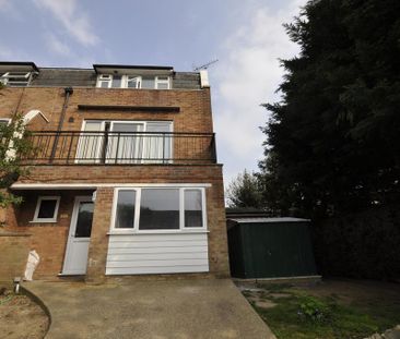 1 bedroom in a house share to rent - Photo 2