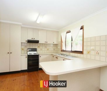 Three bedrooms and HUGE YARD! - Photo 2