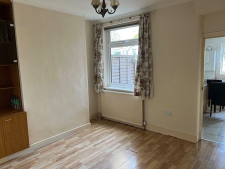 3 Bed Terraced House, Aveling Park Road, E17 - Photo 2
