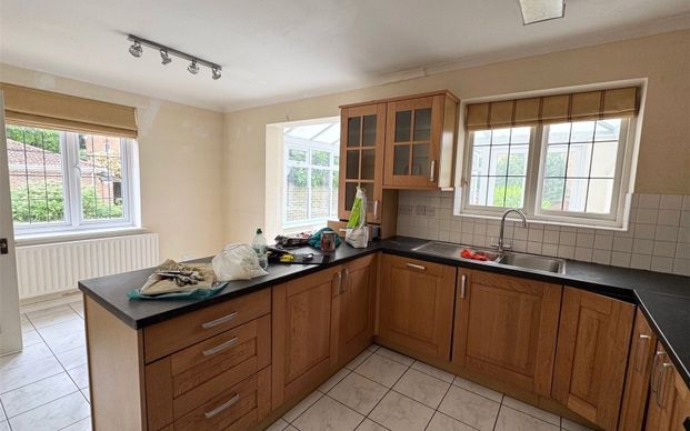 Stafford Square, Rosslyn Park, Weybridge, Surrey, KT13 - Photo 1