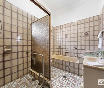 SPACIOUS FAMILY HOME IN GREAT LOCATION - Photo 5