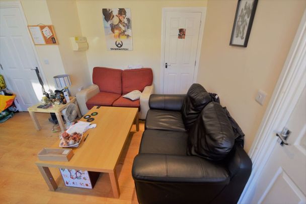 2 bedroom Flat in Flat 2, Leeds - Photo 1