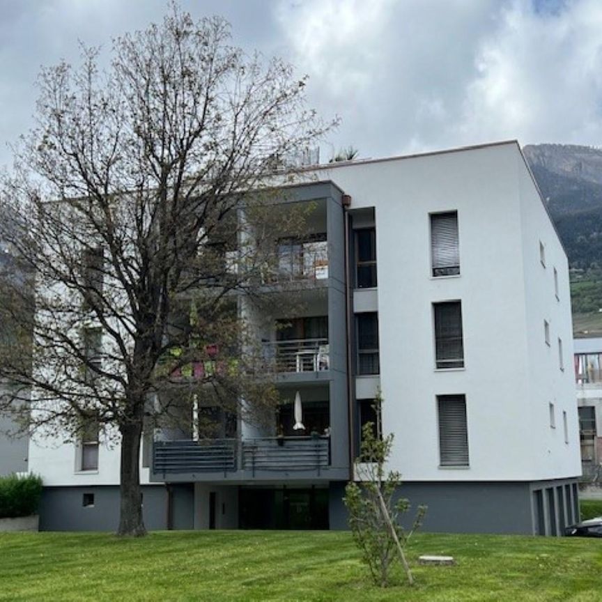 Appartement traversant de 3 pièces au 3ème étage. Idéalement situé dans un quartier calme et zone à 30km/h. - Foto 1
