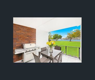 Sunlit Riverfront Retreat on Parkyn Parade, Steps from Mooloolaba B... - Photo 6