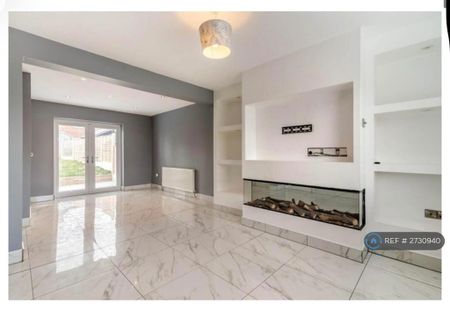 4 bedroom semi-detached house to rent - Photo 2