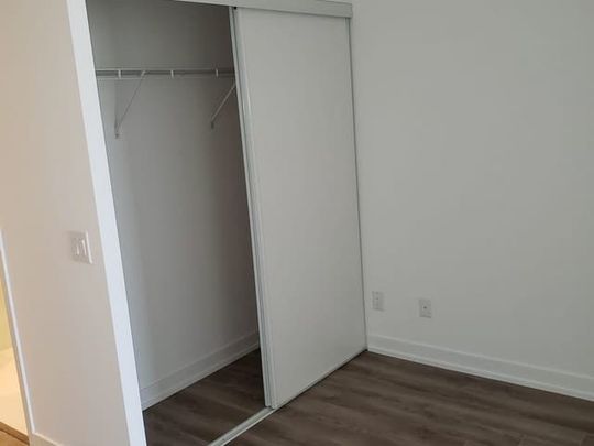 Bachelor condo Toronto - Photo 1