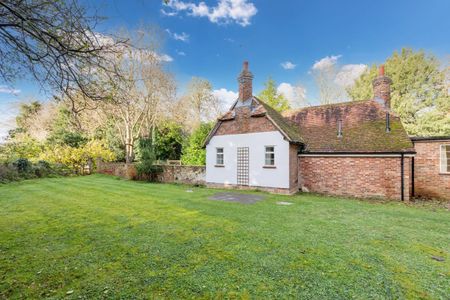 Secluded Elegance, Detached Bungalow in the Heart of Dorney’s Picturesque Conservation Haven - Photo 2