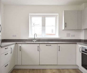 A modern two bedroom family home with private garden and parking - Photo 4