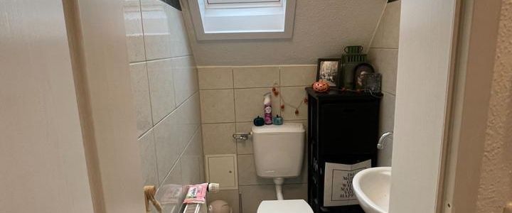 2-Raum Dachgeschoß-Wohnung in 06258 Schkopau - Photo 1