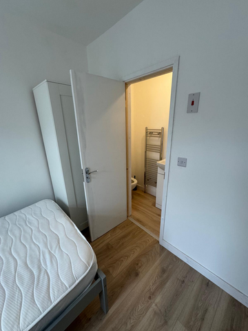 1 bedroom in a house share to rent - Photo 3