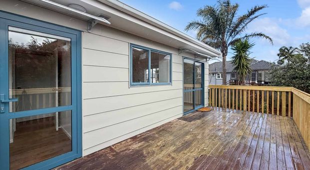 Renovated, Spacious & Stylish Family Home – Perfect for Extended Living - Photo 1