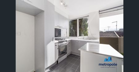 SECURE & STYLISH ONE-BEDROOM APARTMENT - Photo 4