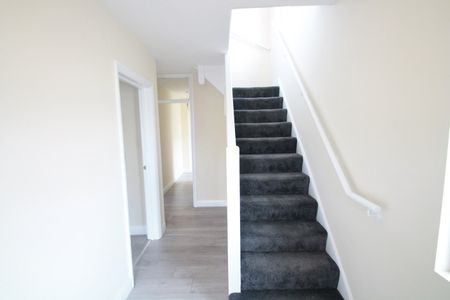 5 Bed End Terrace, Lewis Crescent, NW10 - Photo 2