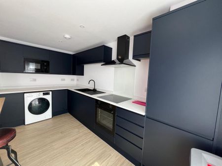 3 bedroom flat to rent - Photo 4