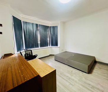 4 Bed Semi-Detached House, Hazelbury Crescent, LU1 - Photo 5