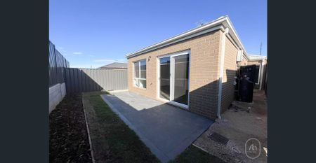 Family Home in a Growing Truganina Community I 3Bed 2Bath 1Car - Photo 4