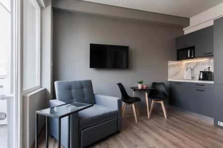 Beautiful 1BR at WYZ Athens - Photo 3