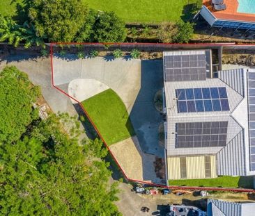 Modern 3 Bedroom Home in Banora Point - Photo 2