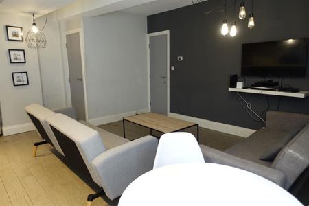 4 bedroom Flat To Let - Photo 2