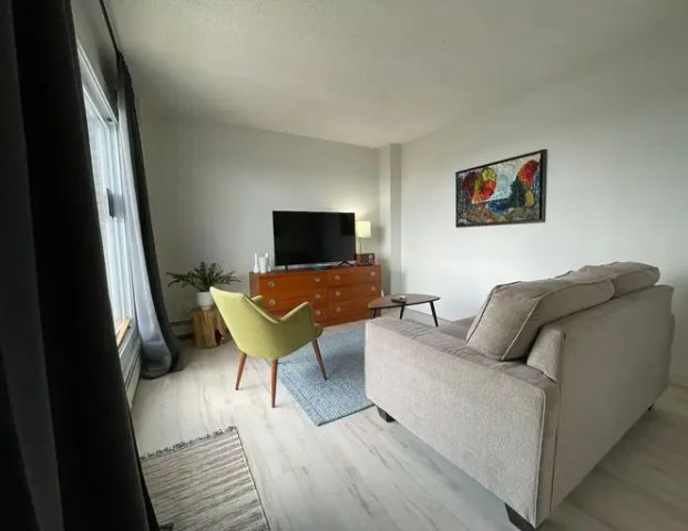 Sunny One Bedroom! | 3624 Erlton Court Southwest, Calgary - Photo 1