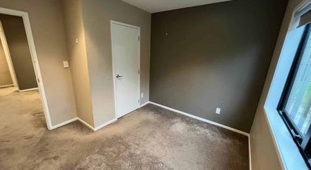 Downstairs Two Bedroom unit with plenty of space - Photo 4