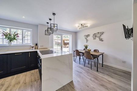 4 bedroom detached house to rent - Photo 4