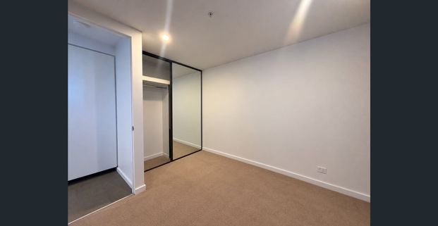 City Living Made Easy – Two Bedrooms with Exceptional Resident Facilities - Photo 1
