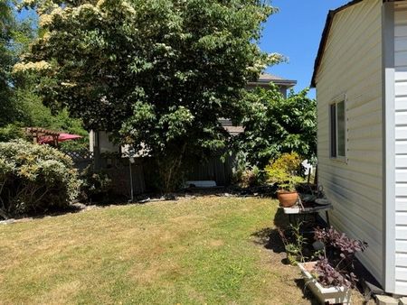 Beautiful 4 Bed Home, Bear Creek/Green Timbers - Photo 3