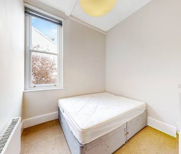 2 Bedroom, 1 bath, 1 reception Flat - Photo 6