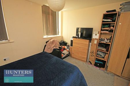 2 bedroom Flat To Let - Photo 2