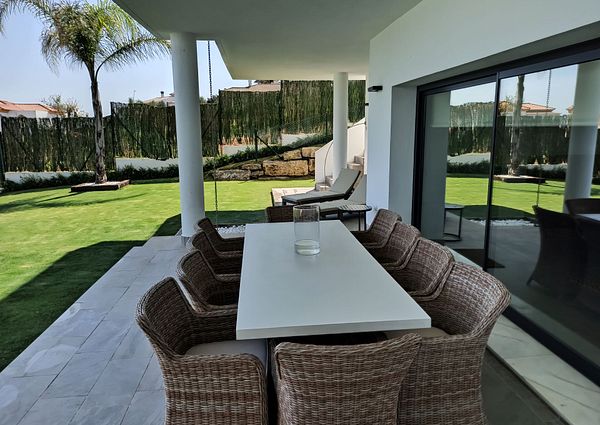 Villa with spectacular sea views for rent in Alcaidesa