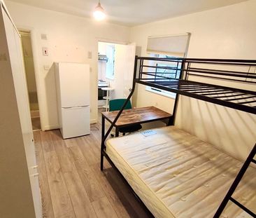 Studio Flat, Neasden Lane North, NW10 - Photo 3