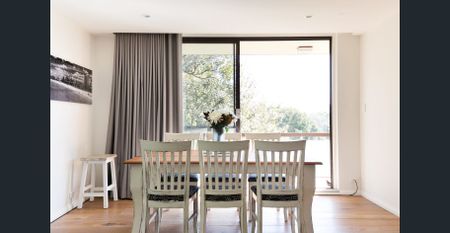 A contemporary oasis of calm in central location - Photo 3