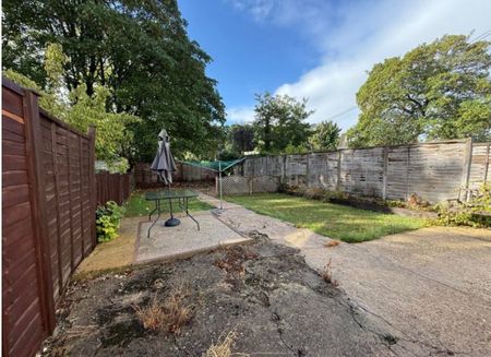 Room in a Shared House, Honeysuckle Road, SO16 - Photo 4