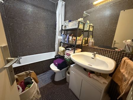 T1 - HYERES - terrasse - résidence sécurisée, calme a proximité centre ville - Photo 3