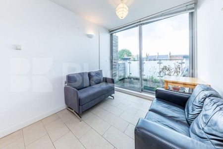 A beautiful Split level 1 bedroom with terrace in the heart of Angel - Photo 3