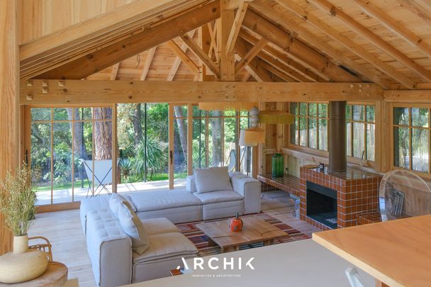 Architecture d'inspiration Ferret-Capienne, cette maison de 210 m2 construite en 1969 s'inscrit sur un beau terrain arboré d'environ 1 150 m2, idéalement situé à proximité immédiate de la plage et du village de l'Herbe au Cap Ferret. - Photo 1