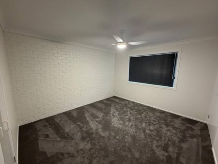 Spacious & Stylish Townhouse Living Close to Grafton CBD - Photo 4