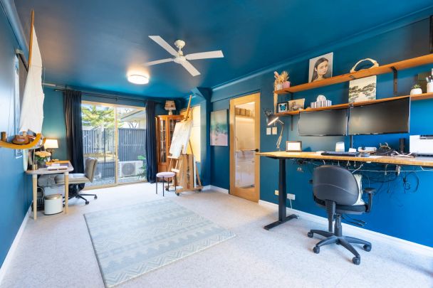 Family home with studio, pool and workshop in prime location. - Photo 1