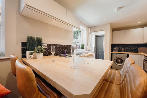 A LUXURY STUDIO EN-SUITE ROOM complex, consisting of fully furnished large studio style rooms. In the heart of Tamworth Town Centre, - Photo 1