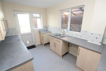 4 bedroom detached house to rent - Photo 2