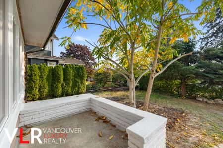 House in West Vancouver, BC - Photo 2